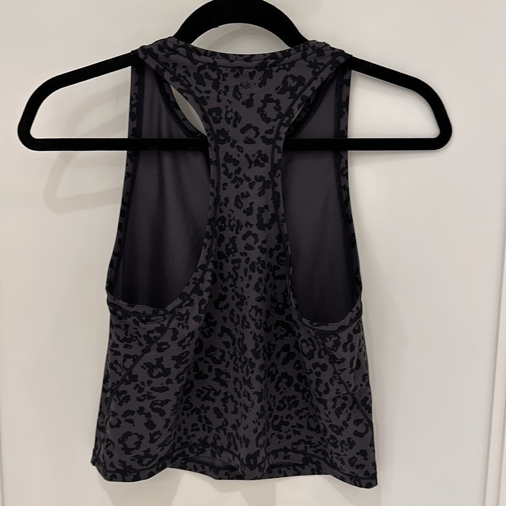 EUC✨ ATHLETA medium grey & black leopard print cropped Shanti yoga top - Picture 2 of 6